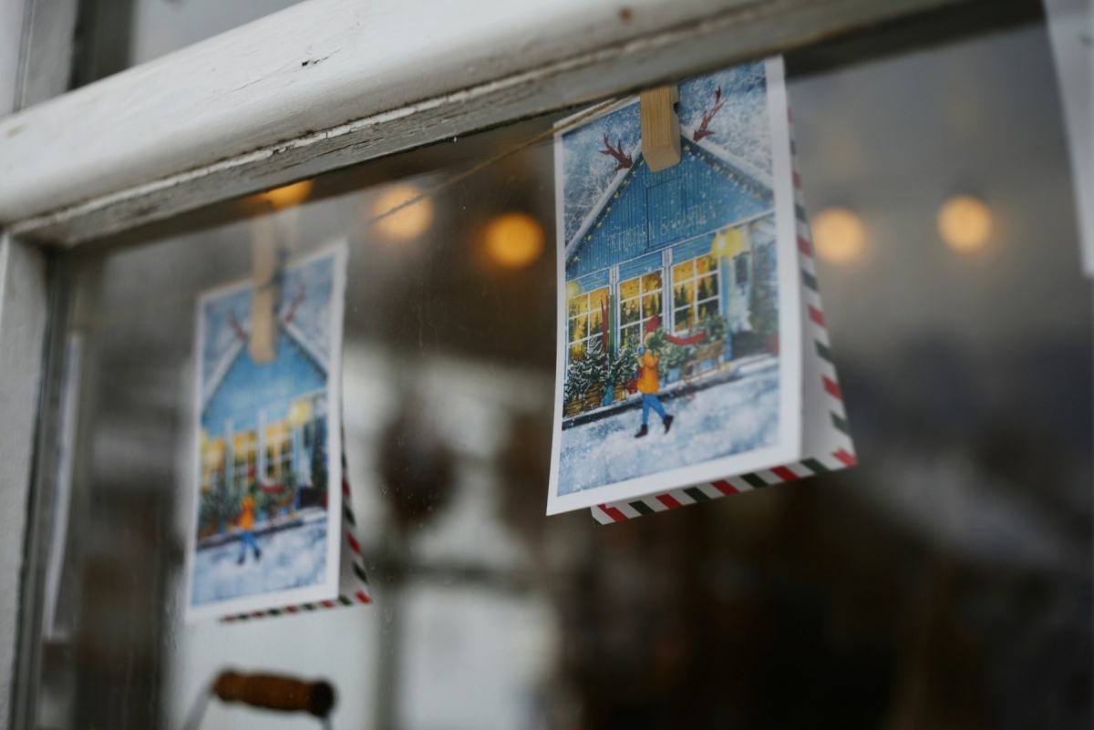 Ausgedruckte Winterfotos hängen mit Klammern an einem Fenster