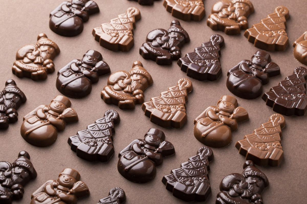 Schokoladenfiguren in Form von Weihnachtsmännern, Schneemännern und Tannenbäumen