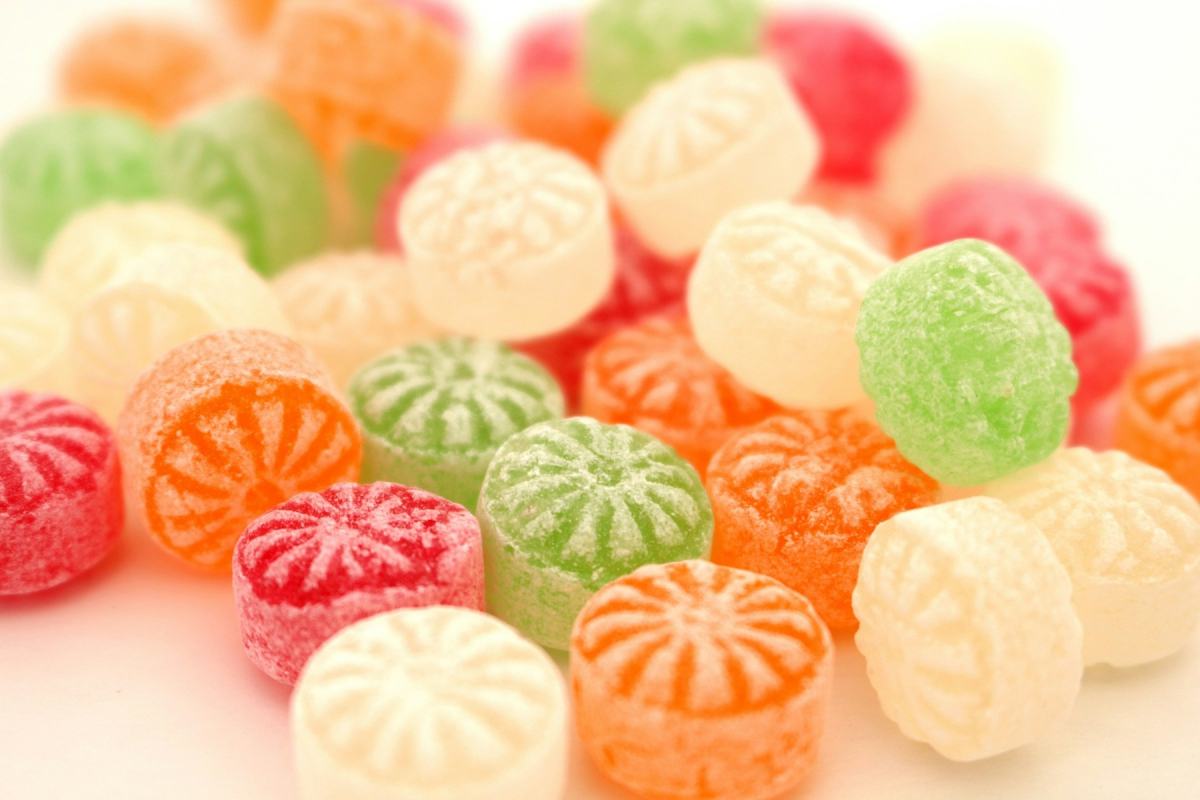 Bunte Bonbons in Grün, Orange, Rosa und Weiß