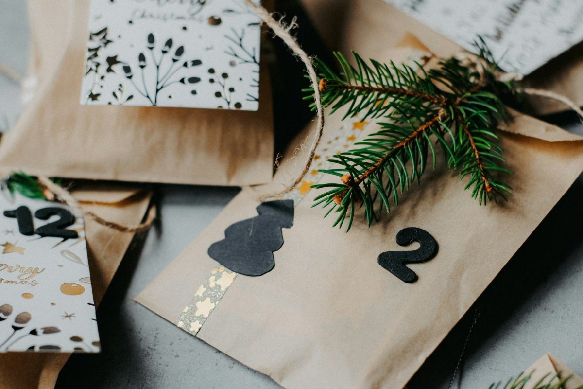 Nummerierte Papiertüten aus Packpapier mit Tannenzweigen als selbst gemachter Adventskalender