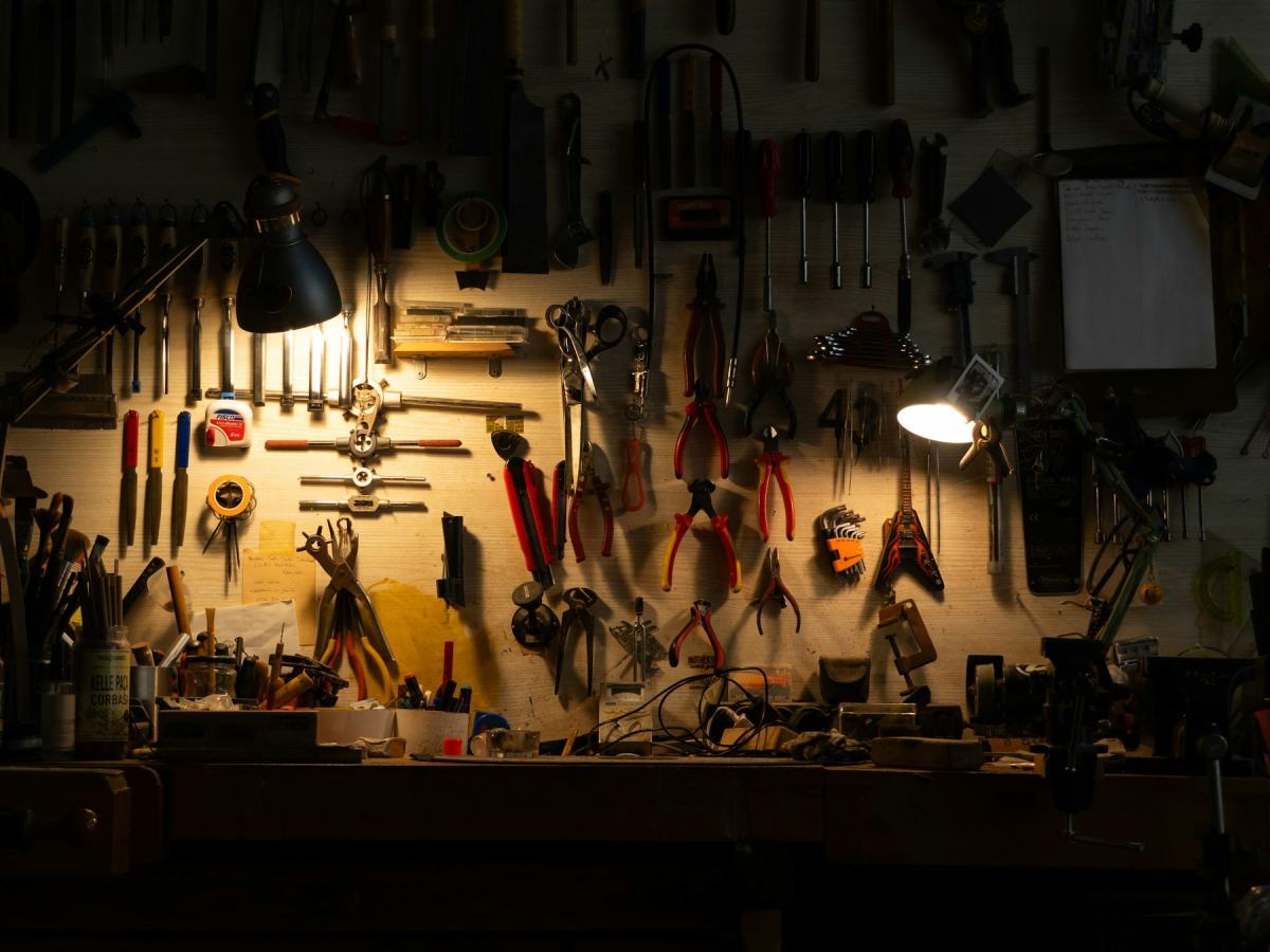 Werkzeugwand in einer Werkstatt im Licht einer Arbeitslampe